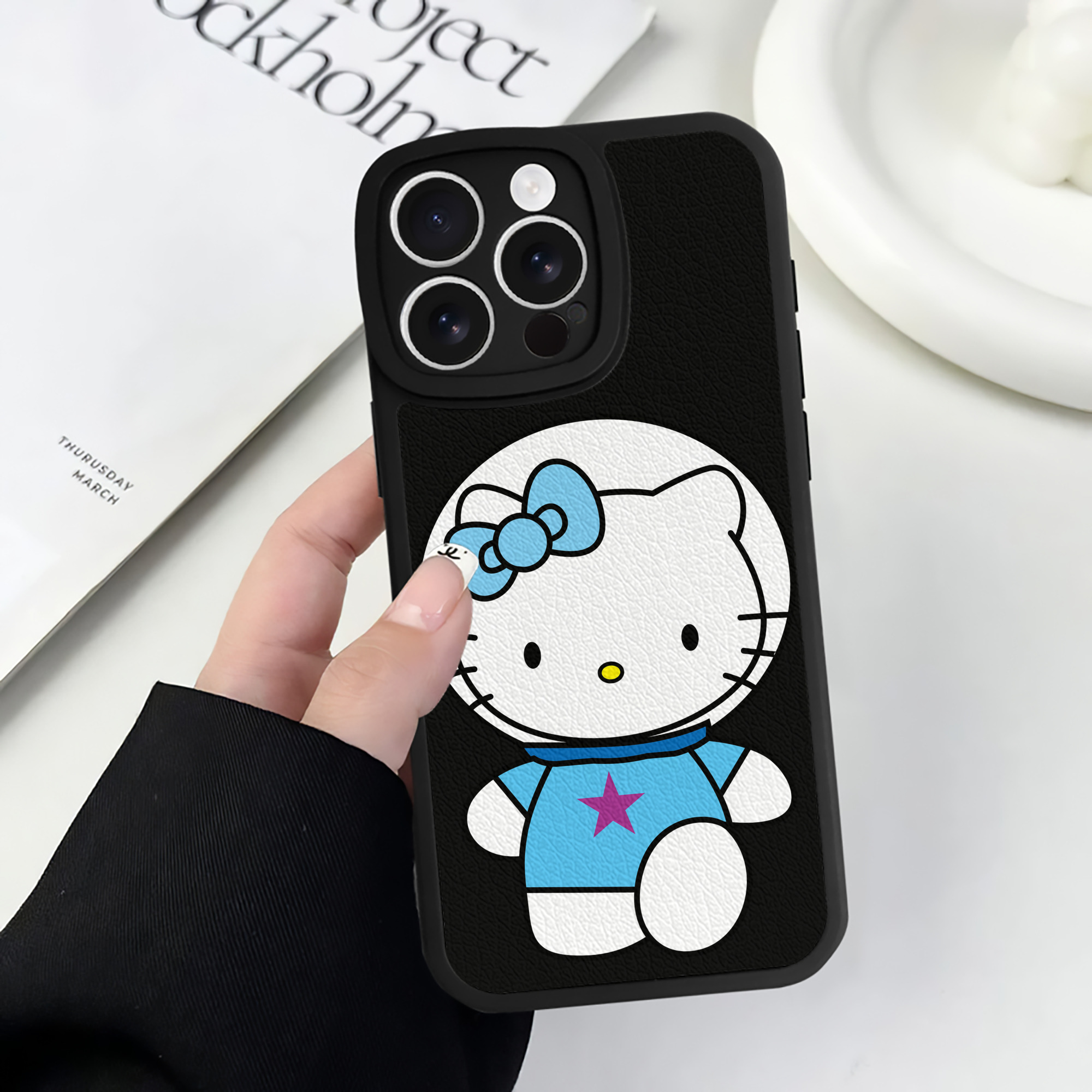 （画像用） Hello Kitty ハローキティ 【iPhone 16シリーズ対応】シリコンスマホケース（レザー調） 材質：シリコン